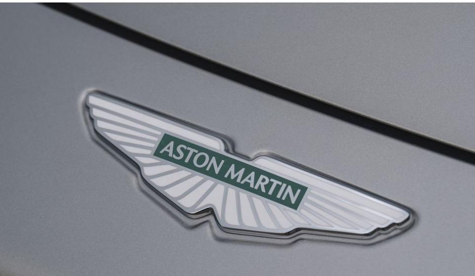 شعار سيارة أستون مارتن DB12 2024